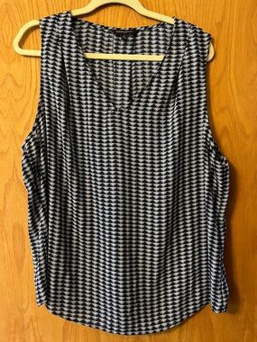 Banana Republic Black & White Printed V-Neck Sleeveless Tank